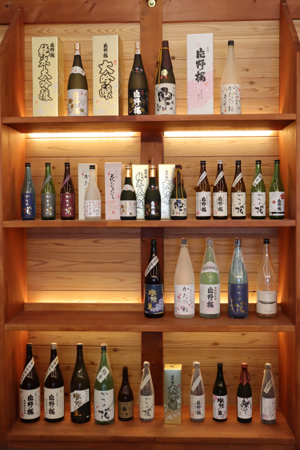 棚に並んだ山野酒造さまの様々な日本酒