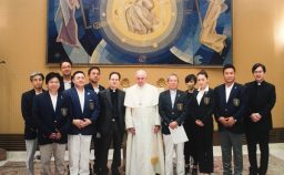 ローマ教皇と集合写真