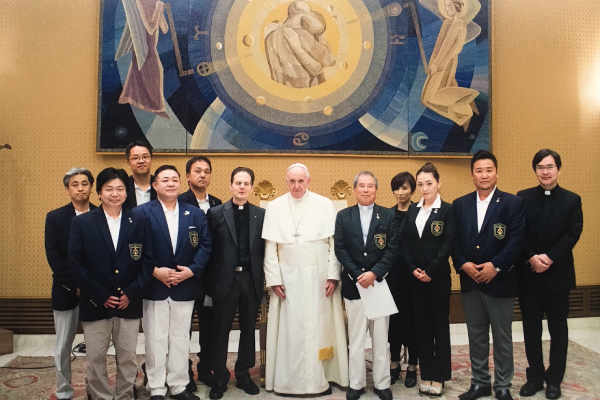 ローマ教皇と集合写真