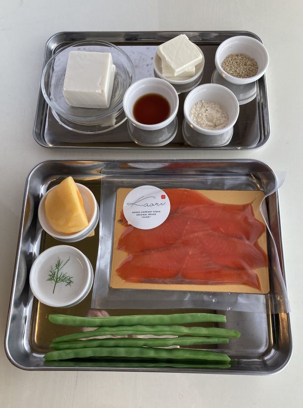 「紅鮭のスモークサーモンと柿の白和え」材料。