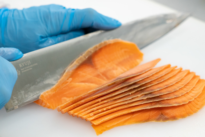 スモークサーモンをスライス