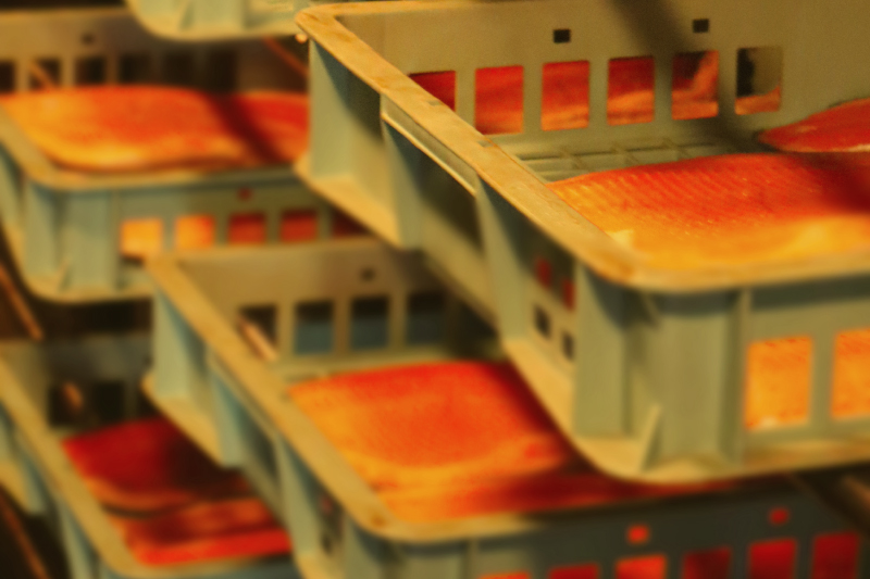 燻製窯で燻されるサーモン