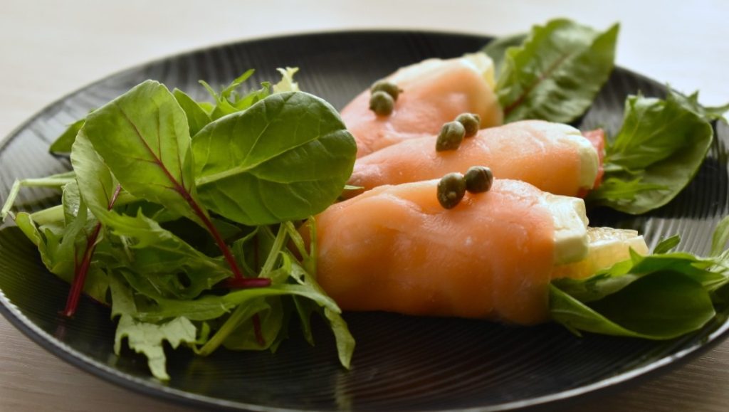 ノルウェー産スモークサーモンとグレープフルーツの前菜