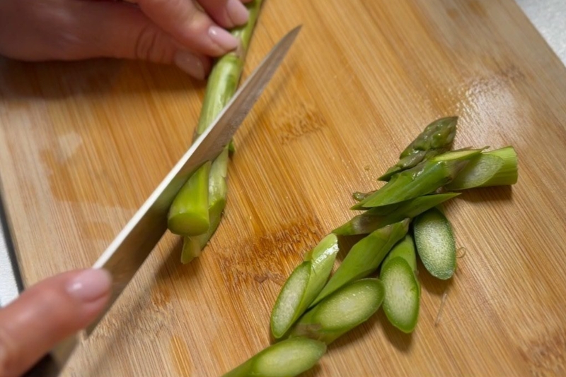 アスパラガスは斜め切り