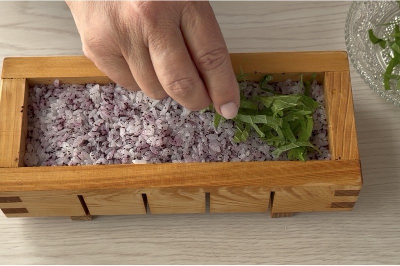 ゆかりの酢飯の上に大葉をのせる