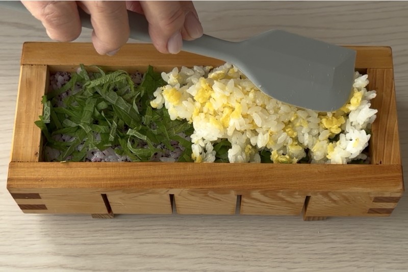 炒り卵入りの酢飯を重ねる