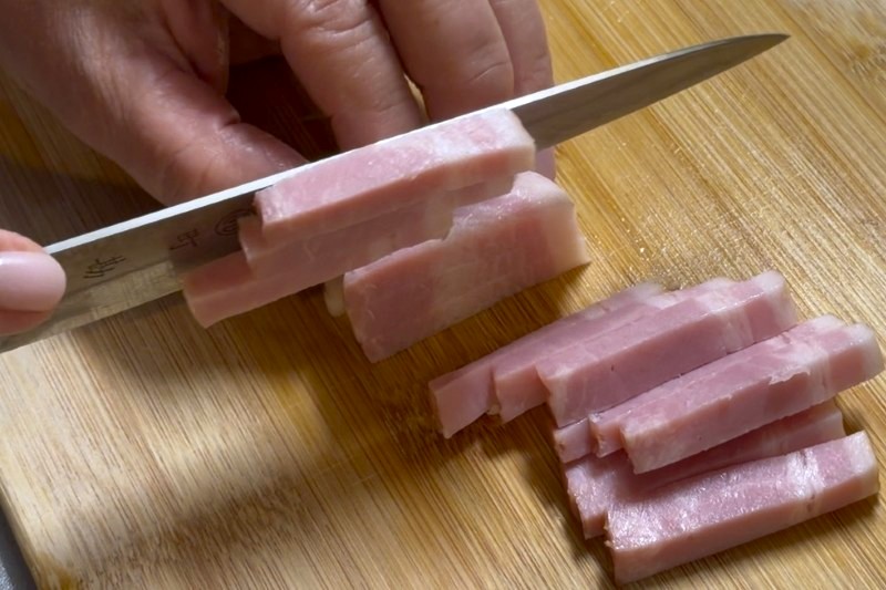 ベーコンを拍子切り
