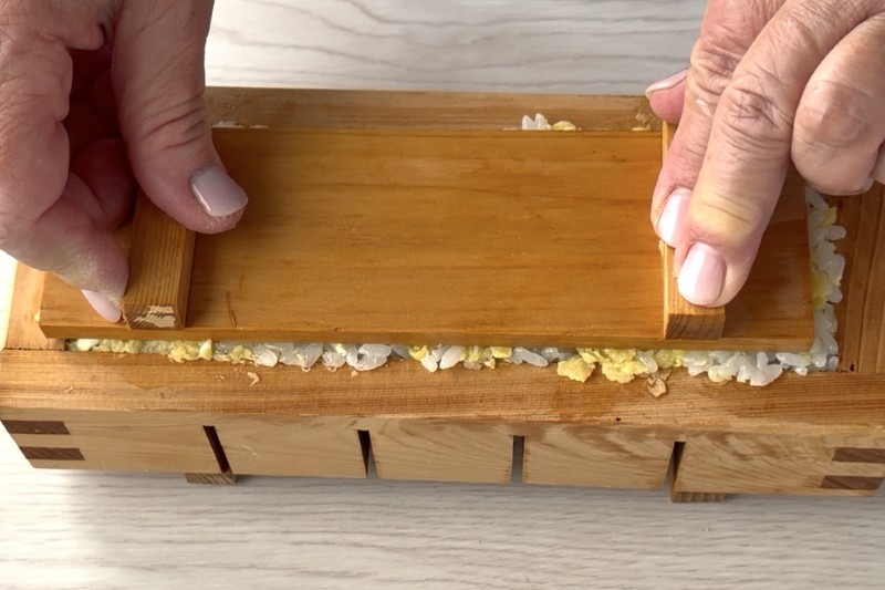 上からふたで押さえる