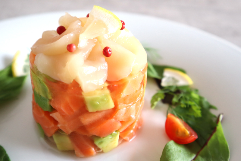 スモークサーモンとアボカドのゼリー寄せ スモーク帆立を添えて