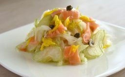 キングスモークサーモンとセロリのマリネ