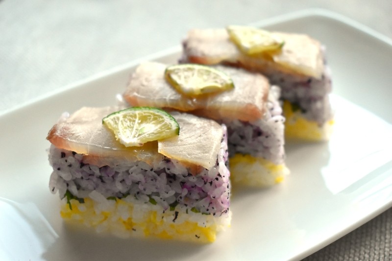 スモークかんぱちの彩り押し寿司