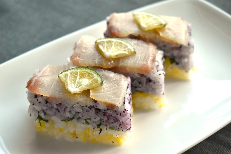 スモークかんぱちの彩り押し寿司
