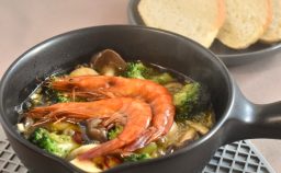 スモーク天使の海老（温燻製）ときのこのアヒージョ