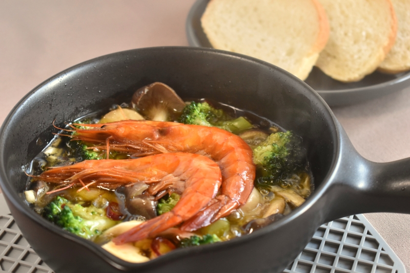 スモーク天使の海老（温燻製）ときのこのアヒージョ