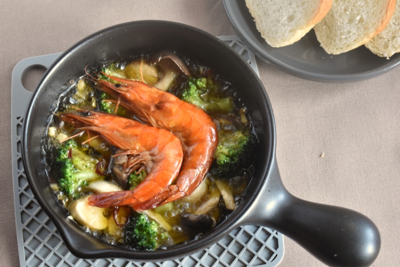 スモーク天使の海老（温燻製）ときのこのアヒージョ