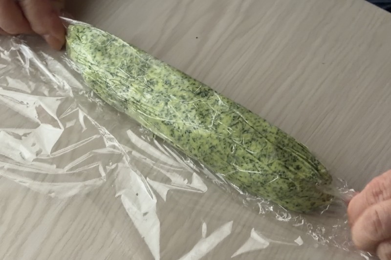 「スモーク真つぶ貝」のエスカルゴ風　プロセスカット04