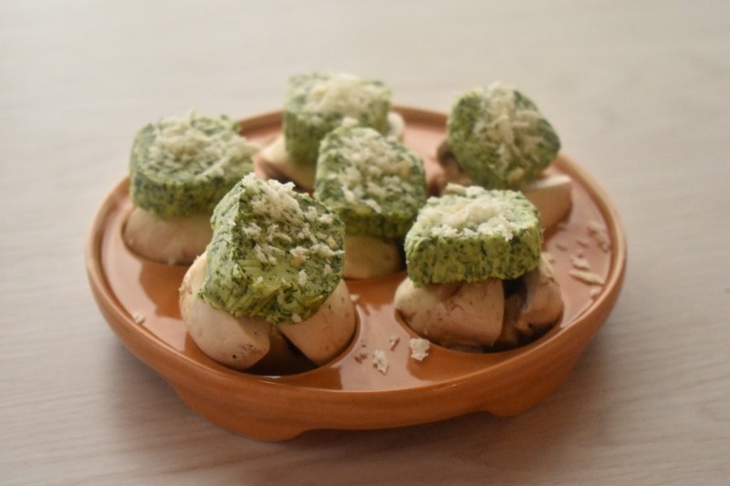 「スモーク真つぶ貝」のエスカルゴ風　プロセスカット05