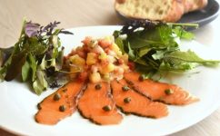 グラバラックスの彩りフルーツソース添え