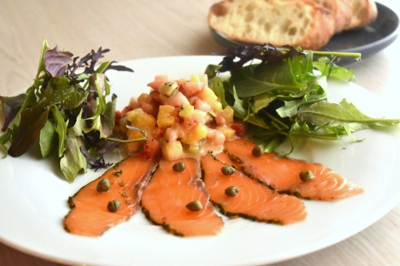 グラバラックスの彩りフルーツソース添え