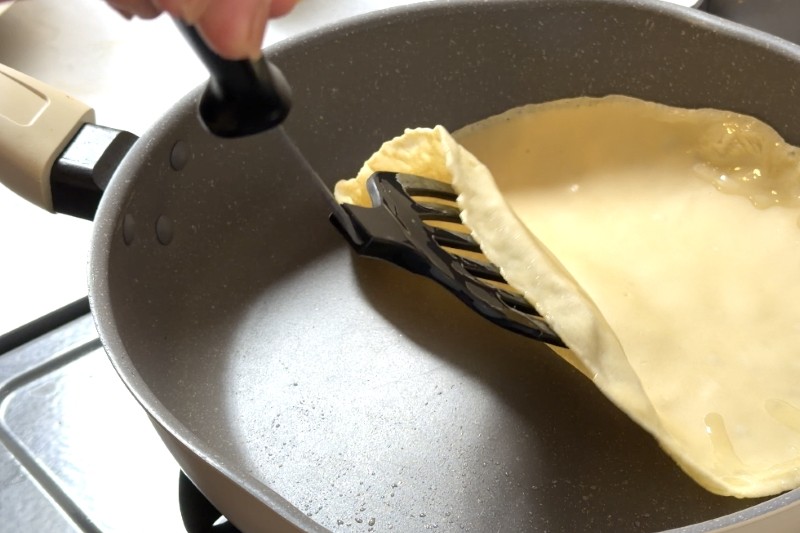 スモークサーモンパストラミを使った、そば粉のガレットサラダ仕立て_プロセス