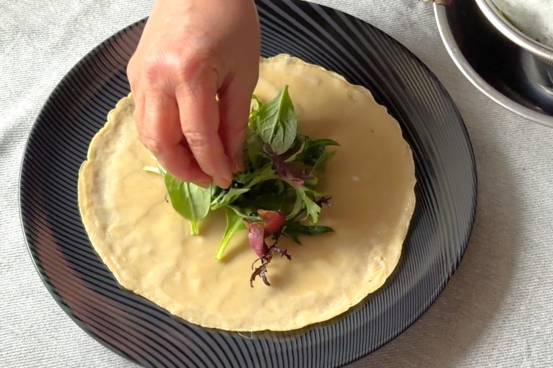 スモークサーモンパストラミを使った、そば粉のガレットサラダ仕立て_プロセス