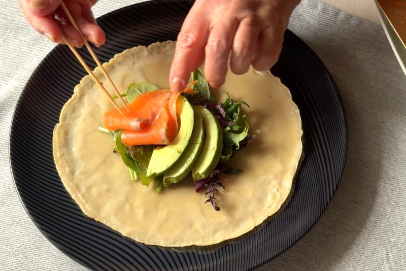 スモークサーモンパストラミを使った、そば粉のガレットサラダ仕立て_プロセス