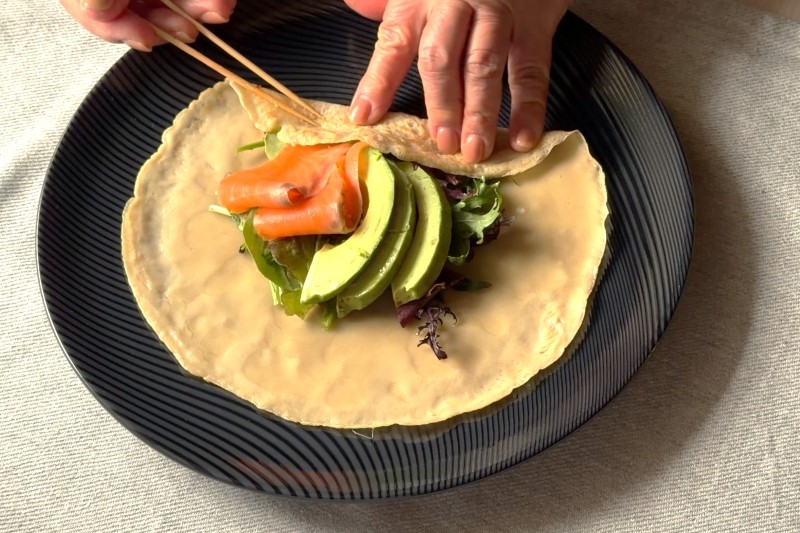 スモークサーモンパストラミを使った、そば粉のガレットサラダ仕立て_プロセス