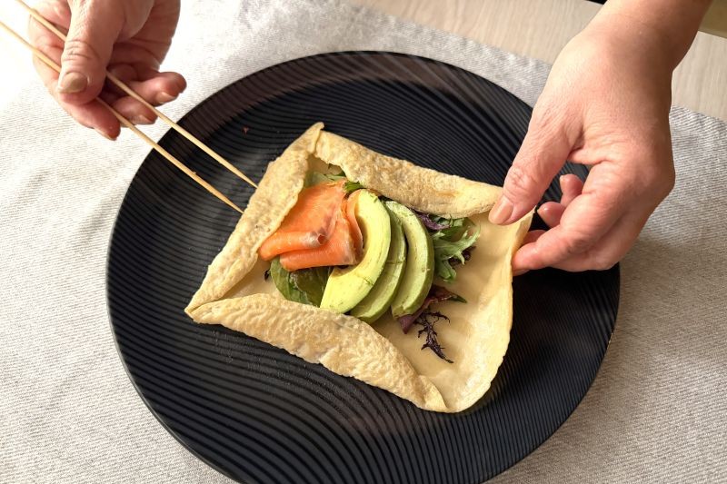 スモークサーモンパストラミを使った、そば粉のガレットサラダ仕立て_プロセス