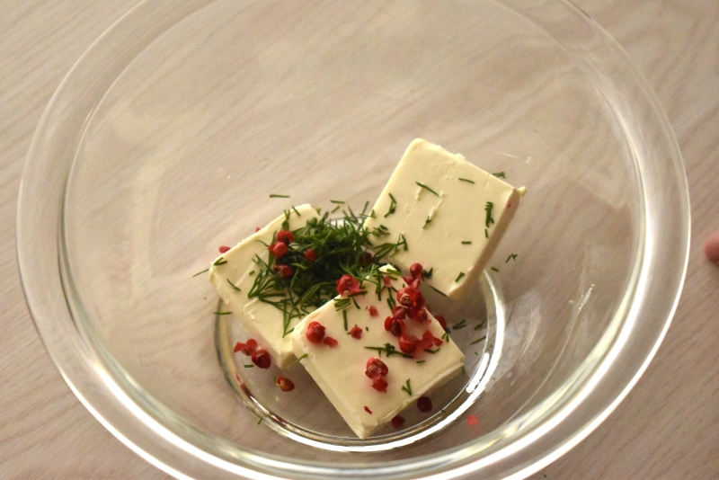 クリームチーズにディル、ピンクペッパーを加える