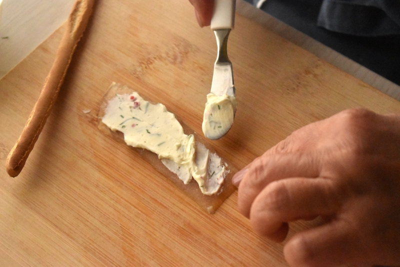 クリームチーズを塗る