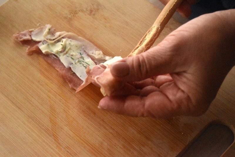 生ハムをグリッシーニに巻きつける