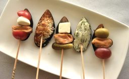スモークムール貝で作る、彩りピンチョス5種