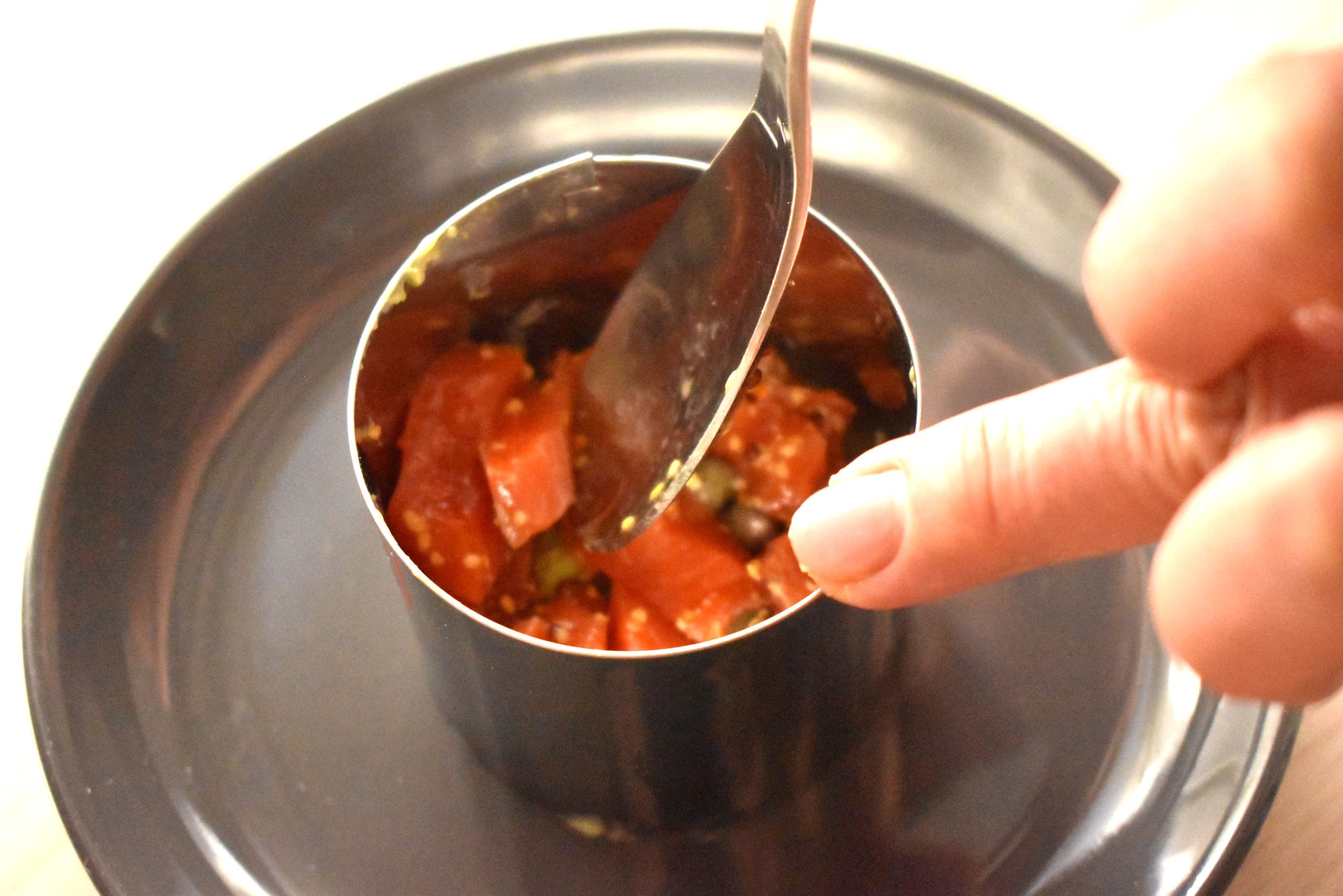 フレッシュスモーク（紅鮭）のタルタル仕立て_セルクルで成形_1