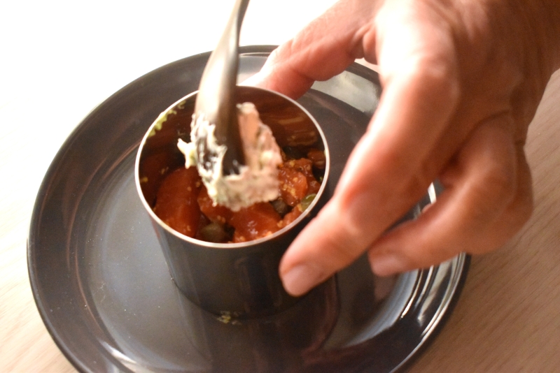 フレッシュスモーク（紅鮭）のタルタル仕立て_セルクルで成形_2