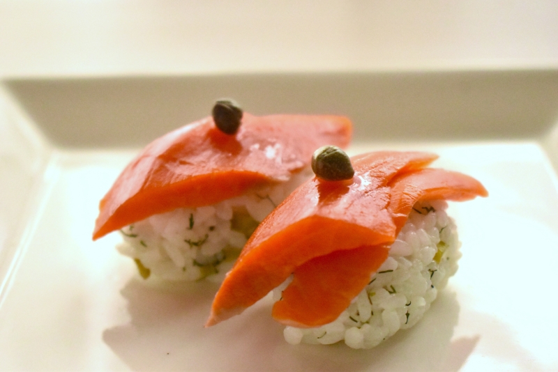 フレッシュスモーク（紅鮭）を使った洋風握りずし