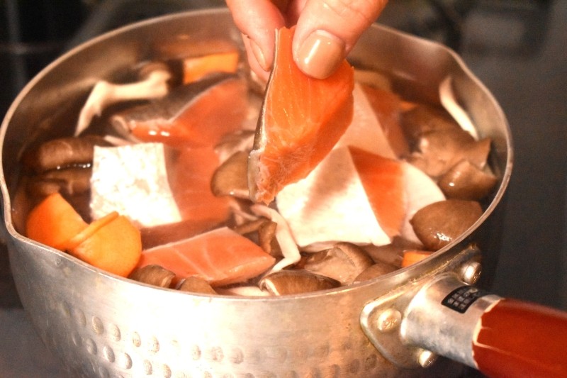 天然汐紅鮭切り身を使った粕汁　プロセス