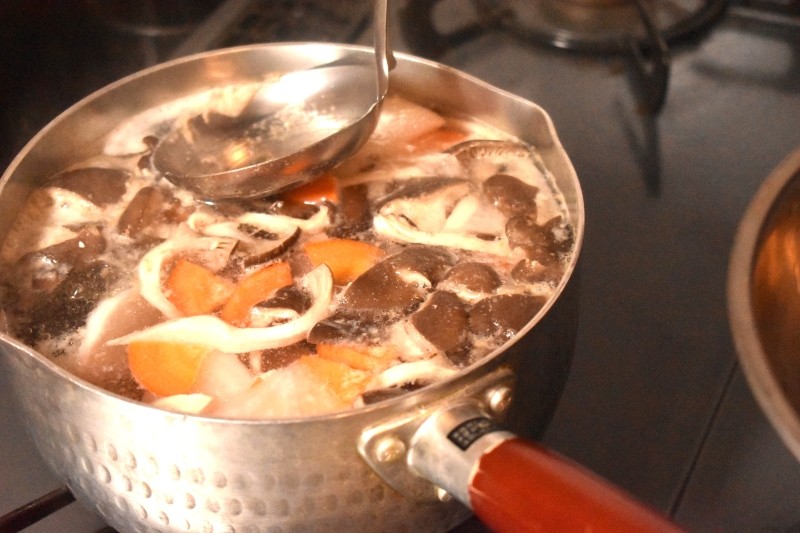 天然汐紅鮭切り身を使った粕汁　プロセス