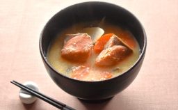 天然汐紅鮭切り身を使った粕汁