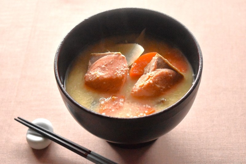 天然汐紅鮭切り身を使った粕汁