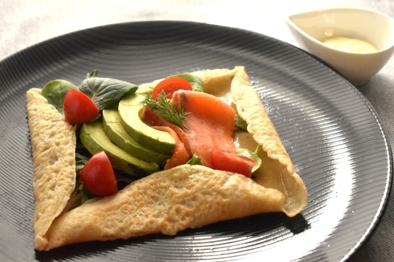 スモークサーモンパストラミを使ったそば粉のガレット　サラダ仕立て