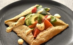 スモークサーモンパストラミを使ったそば粉のガレット