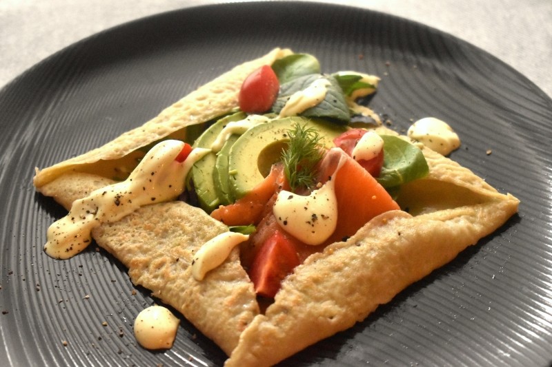 スモークサーモンパストラミを使ったそば粉のガレット