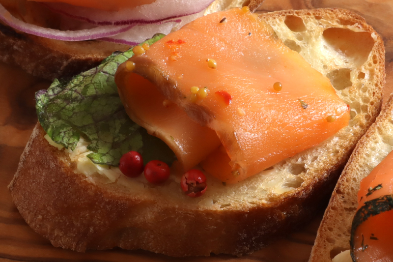 スモークサーモンパストラミをのせたバゲット