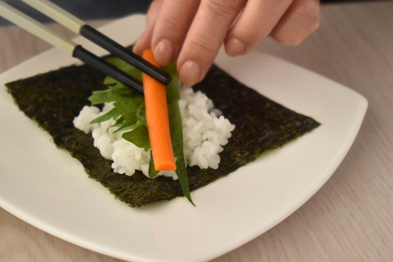 「スモークサーモンのフィレ（腹）」の「サーモンスキンロール風手巻き寿司」_作り方