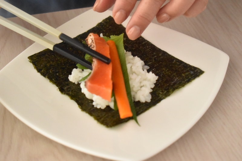 「スモークサーモンのフィレ（腹）」の「サーモンスキンロール風手巻き寿司」_作り方