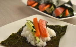 スモークサーモンのサーモンスキンロール風手巻き寿司