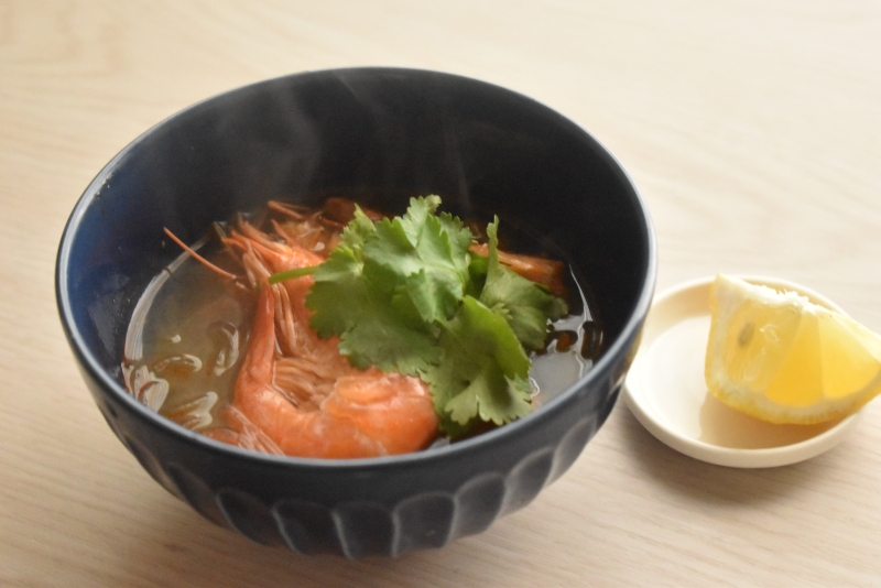外した殻でトムヤムクン風スープ