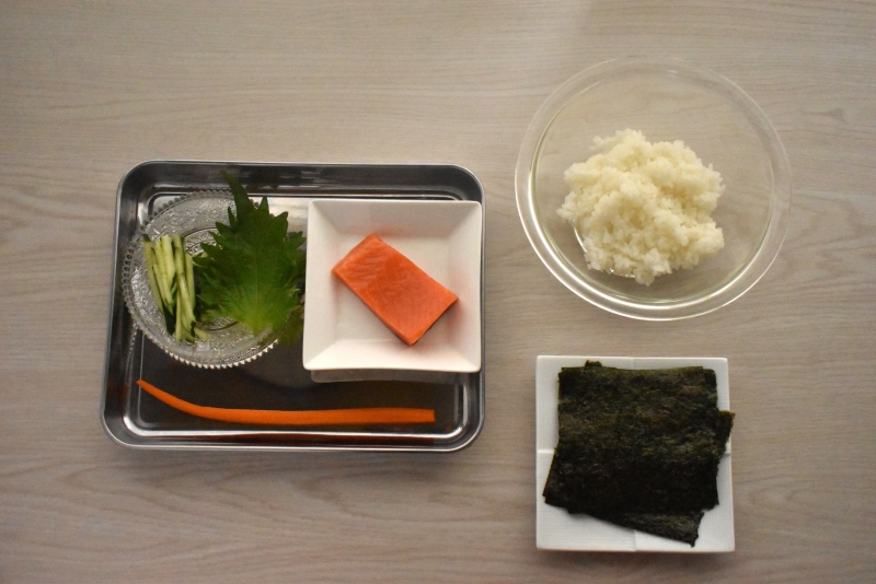 「スモークサーモンのフィレ（腹）」の「サーモンスキンロール風手巻き寿司」_材料