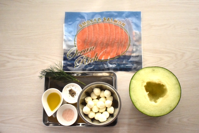 スモークサーモンとメロンのカプレーゼ風