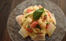 スモーク真鯛と桃の冷製パスタ